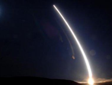 Αμερικανική προειδοποίηση στη Β. Κορέα; - Δοκιμή εκτόξευσης πυραύλου Minuteman III (φωτό, βίντεο)